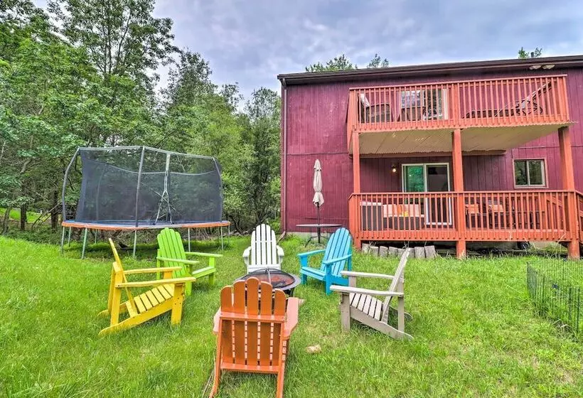 Private Spa, Fire Pit & Deck: Poconos Home!