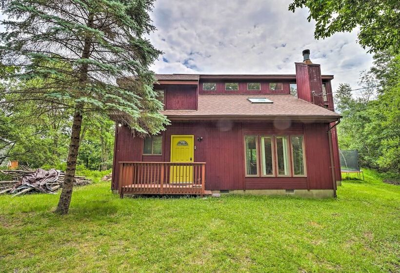 Private Spa, Fire Pit & Deck: Poconos Home!