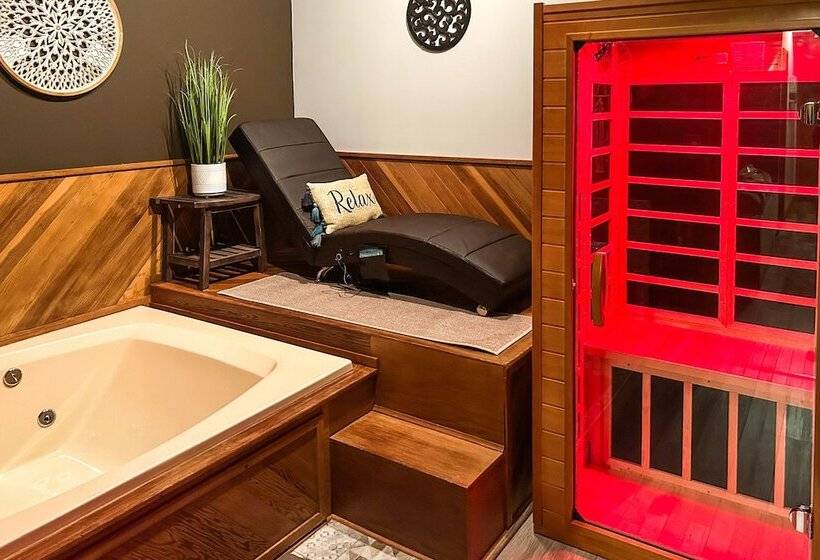 Private Spa, Fire Pit & Deck: Poconos Home!