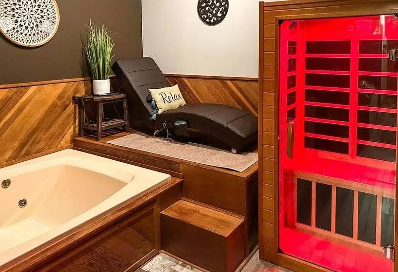 Private Spa, Fire Pit & Deck: Poconos Home!