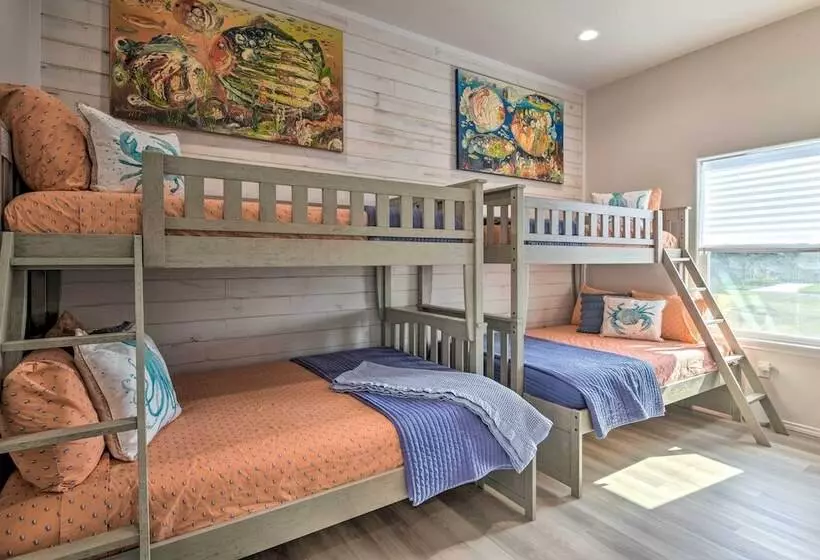 6 Mi To Beach: Rockport Home W/ Pool Access!