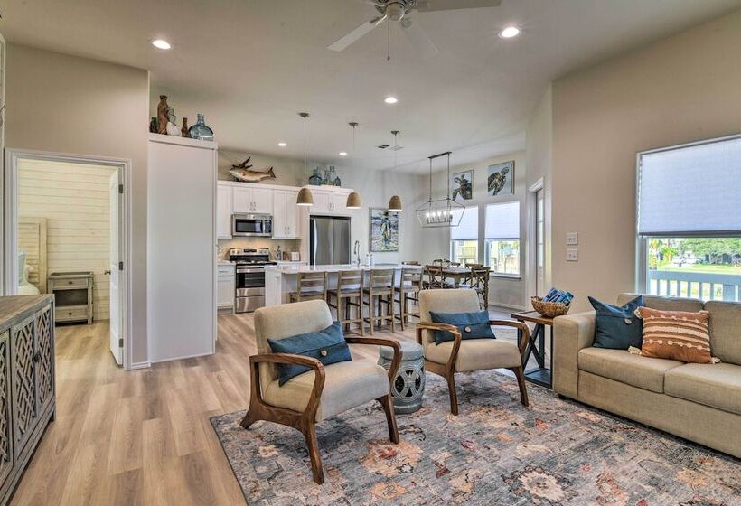 6 Mi To Beach: Rockport Home W/ Pool Access!