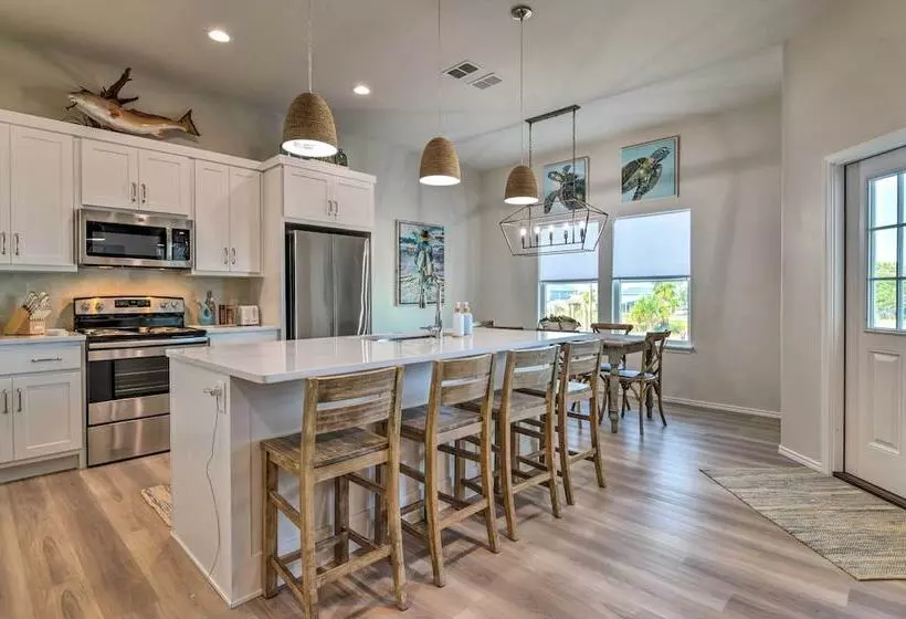 6 Mi To Beach: Rockport Home W/ Pool Access!