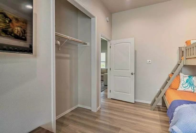 6 Mi To Beach: Rockport Home W/ Pool Access!