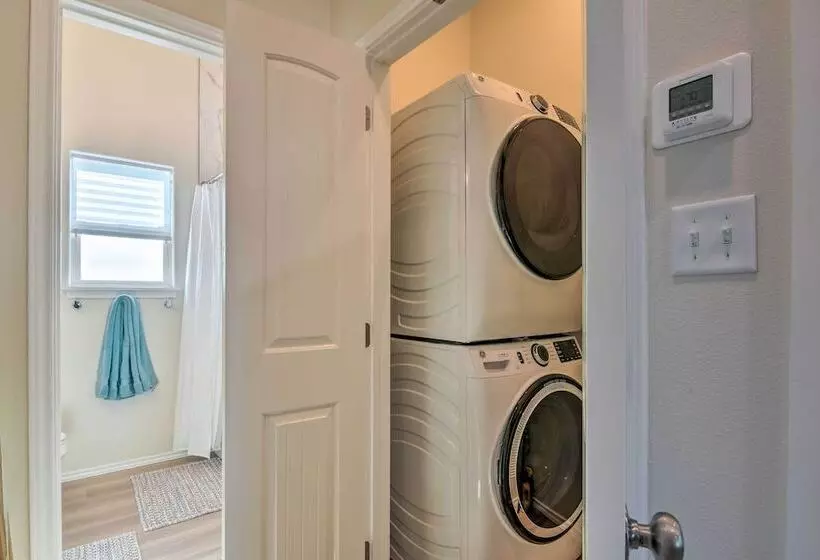 6 Mi To Beach: Rockport Home W/ Pool Access!