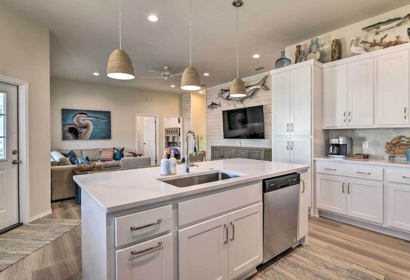 6 Mi To Beach: Rockport Home W/ Pool Access!