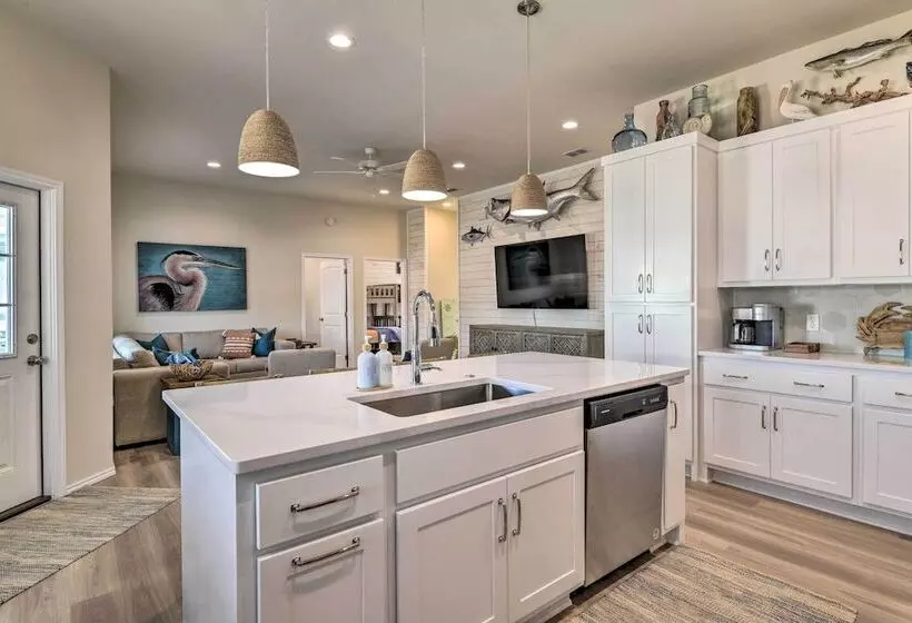 6 Mi To Beach: Rockport Home W/ Pool Access!