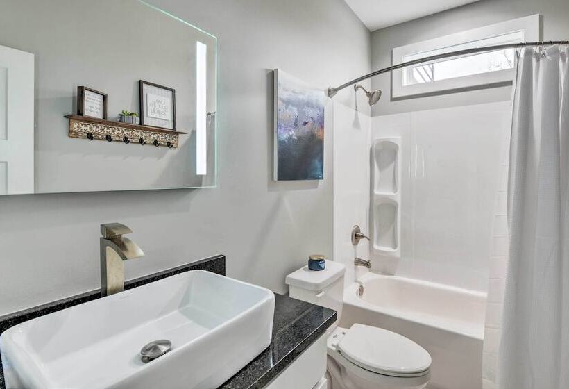 Scenic Hillside Cabin In Sylva W/ Hot Tub & Views!