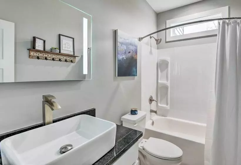 Scenic Hillside Cabin In Sylva W/ Hot Tub & Views!