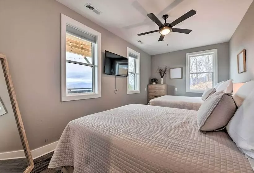 Scenic Hillside Cabin In Sylva W/ Hot Tub & Views!