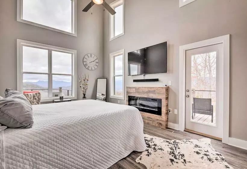 Scenic Hillside Cabin In Sylva W/ Hot Tub & Views!