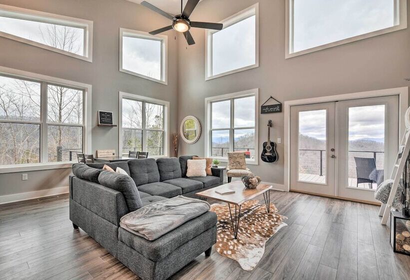 Scenic Hillside Cabin In Sylva W/ Hot Tub & Views!