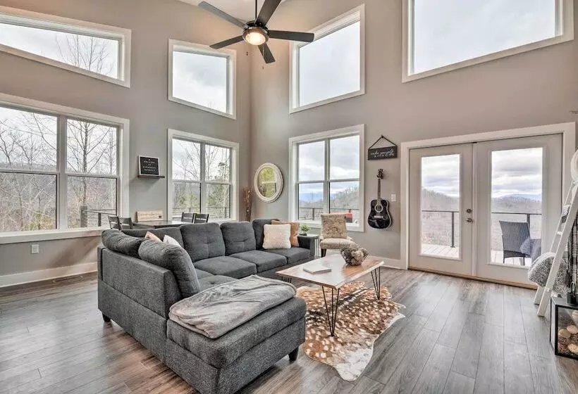 Scenic Hillside Cabin In Sylva W/ Hot Tub & Views!