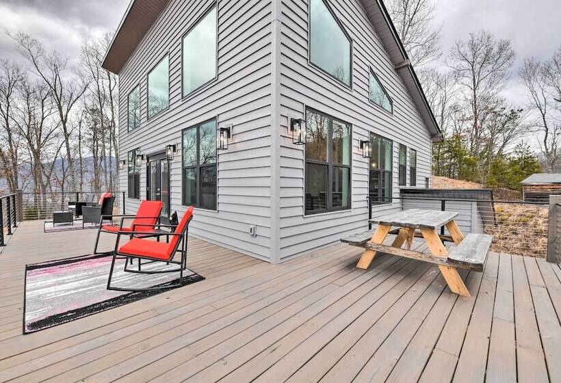 Scenic Hillside Cabin In Sylva W/ Hot Tub & Views!