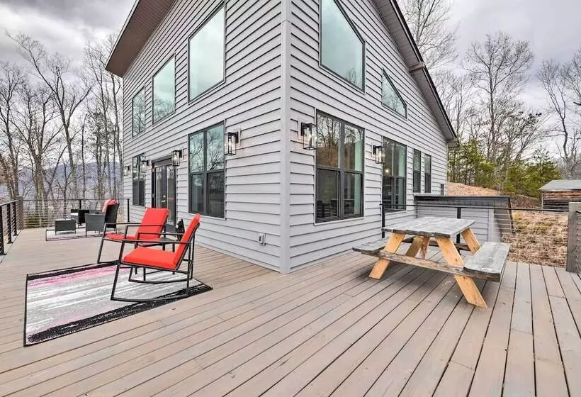 Scenic Hillside Cabin In Sylva W/ Hot Tub & Views!