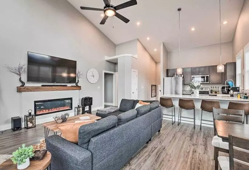 Scenic Hillside Cabin In Sylva W/ Hot Tub & Views!