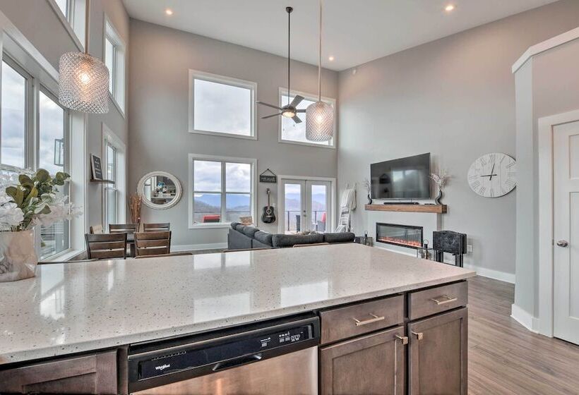 Scenic Hillside Cabin In Sylva W/ Hot Tub & Views!