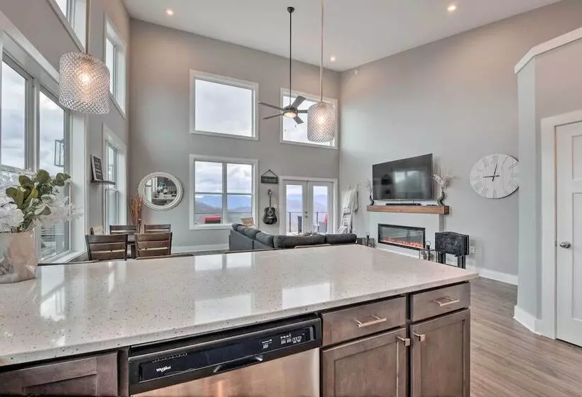 Scenic Hillside Cabin In Sylva W/ Hot Tub & Views!