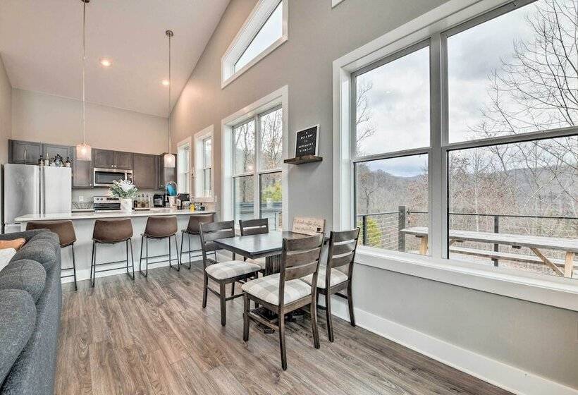 Scenic Hillside Cabin In Sylva W/ Hot Tub & Views!