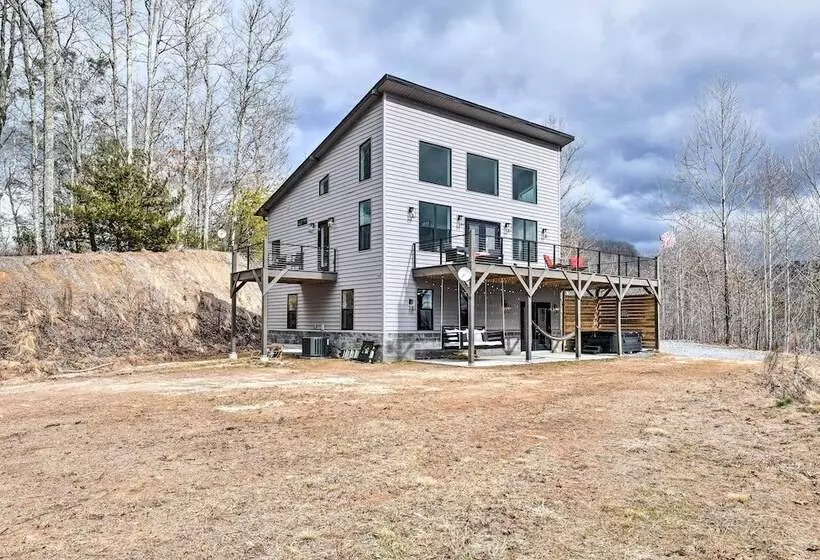 Scenic Hillside Cabin In Sylva W/ Hot Tub & Views!