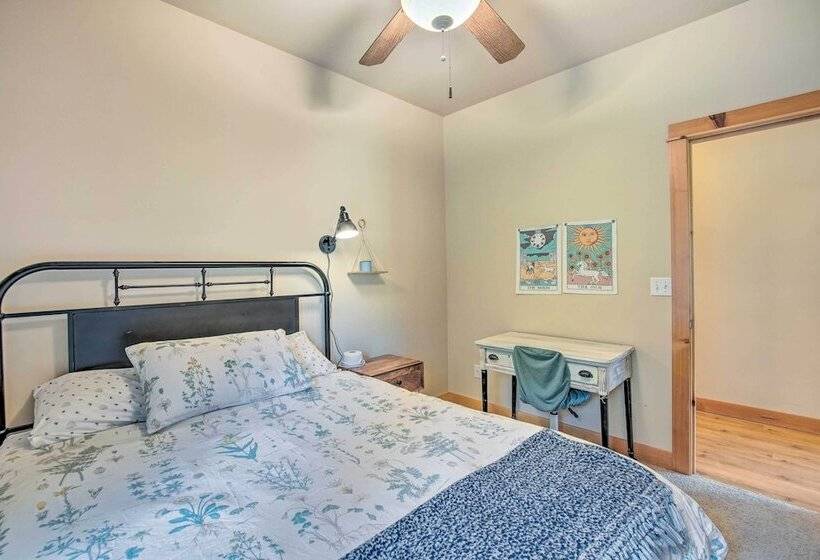 Cle Elum Lake Home W/ Hot Tub & Mountain Views