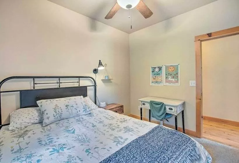 Cle Elum Lake Home W/ Hot Tub & Mountain Views