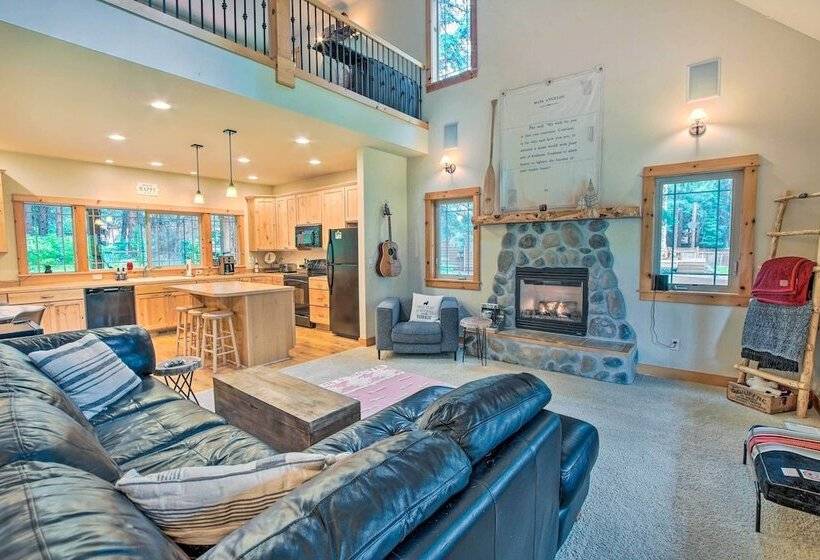 Cle Elum Lake Home W/ Hot Tub & Mountain Views