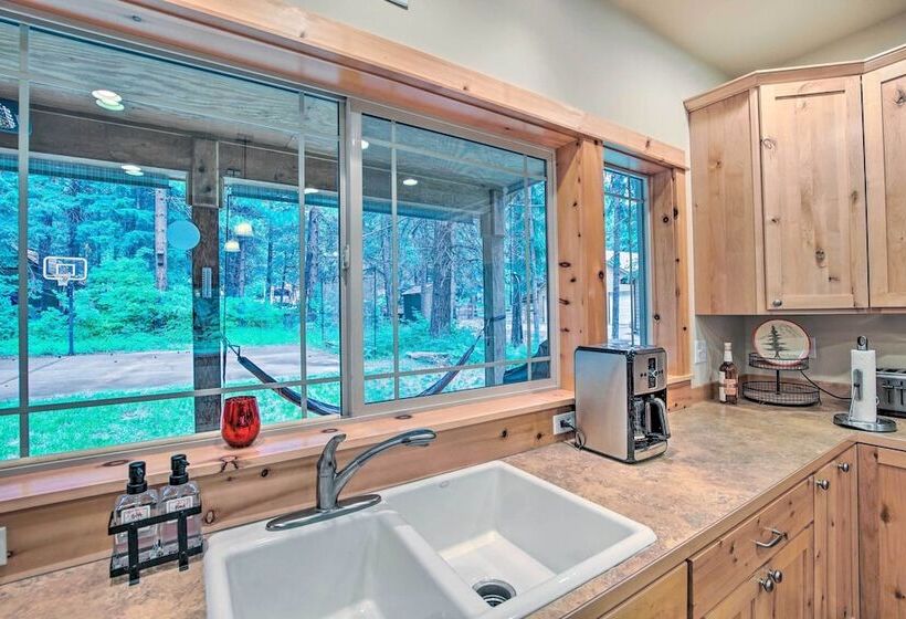 Cle Elum Lake Home W/ Hot Tub & Mountain Views