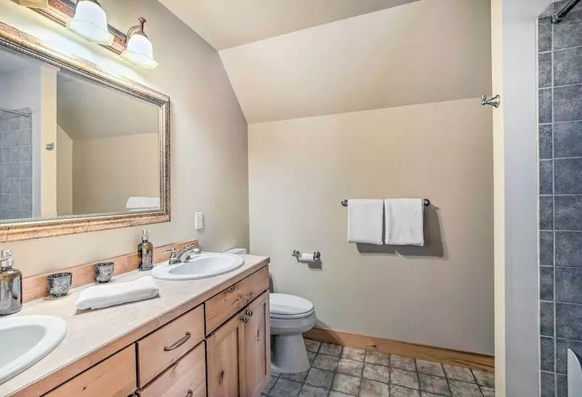 Cle Elum Lake Home W/ Hot Tub & Mountain Views