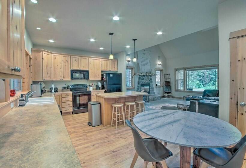 Cle Elum Lake Home W/ Hot Tub & Mountain Views