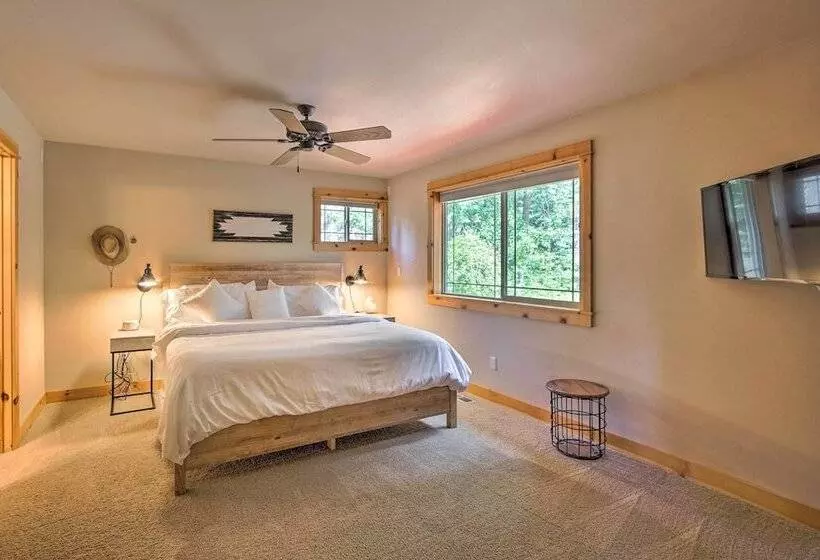 Cle Elum Lake Home W/ Hot Tub & Mountain Views