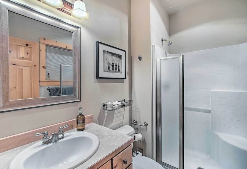 Cle Elum Lake Home W/ Hot Tub & Mountain Views