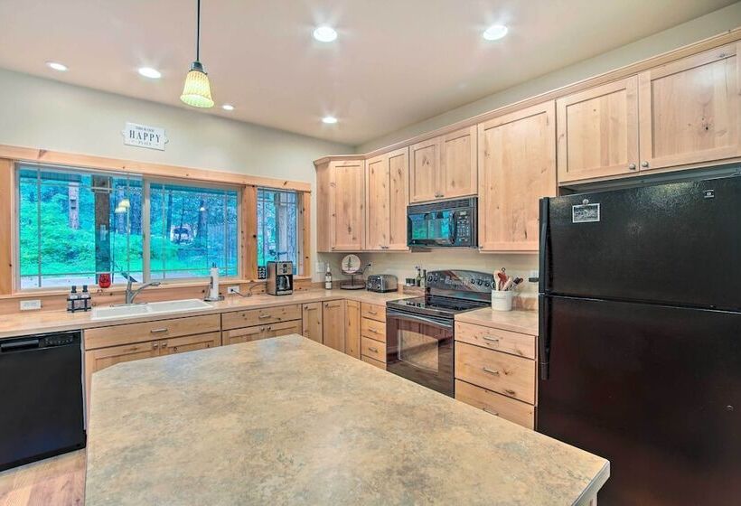 Cle Elum Lake Home W/ Hot Tub & Mountain Views