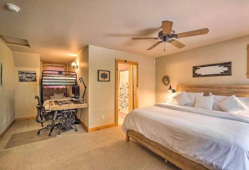 Cle Elum Lake Home W/ Hot Tub & Mountain Views