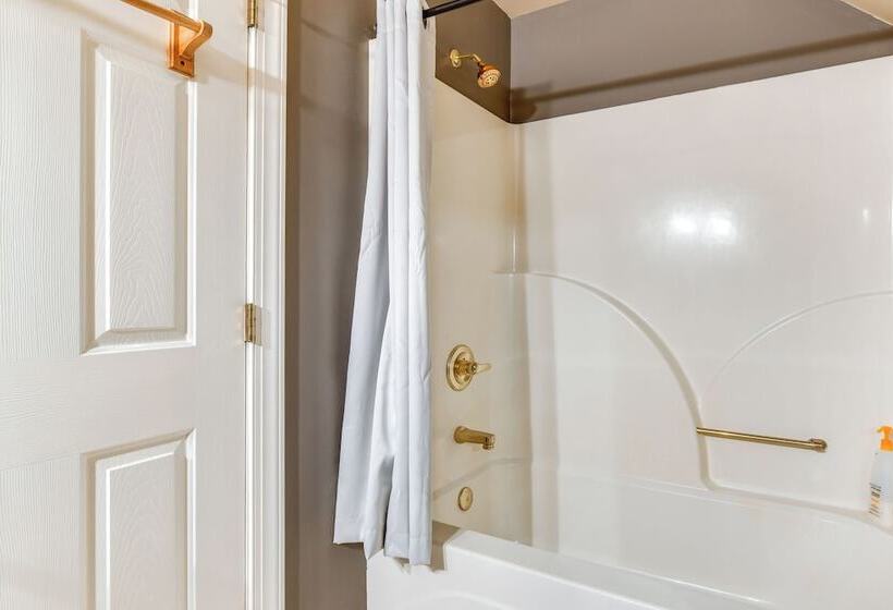 Sherrills Ford Escape W/ Hot Tub, Deck & Yard