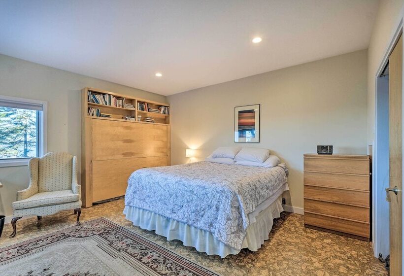 Spacious Phippsburg Home W/ Oceanfront Views