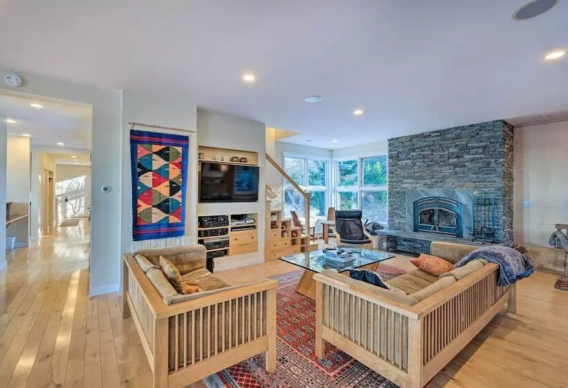 Spacious Phippsburg Home W/ Oceanfront Views