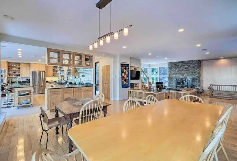 Spacious Phippsburg Home W/ Oceanfront Views