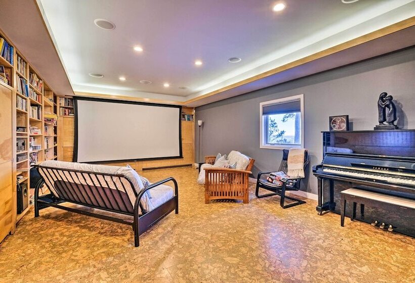 Spacious Phippsburg Home W/ Oceanfront Views