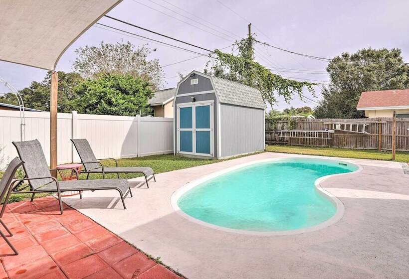 Sun Kissed Largo Escape: Private Pool & Patio