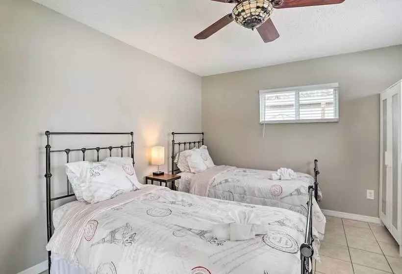 Sun Kissed Largo Escape: Private Pool & Patio