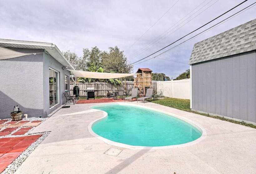 Sun Kissed Largo Escape: Private Pool & Patio