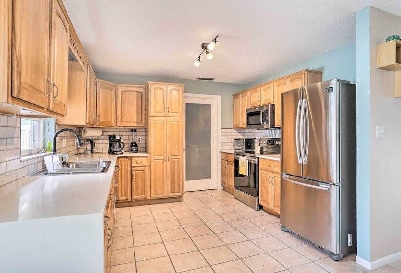 Sun Kissed Largo Escape: Private Pool & Patio