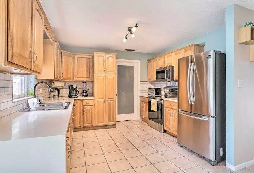 Sun Kissed Largo Escape: Private Pool & Patio