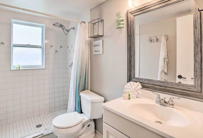 Sun Kissed Largo Escape: Private Pool & Patio