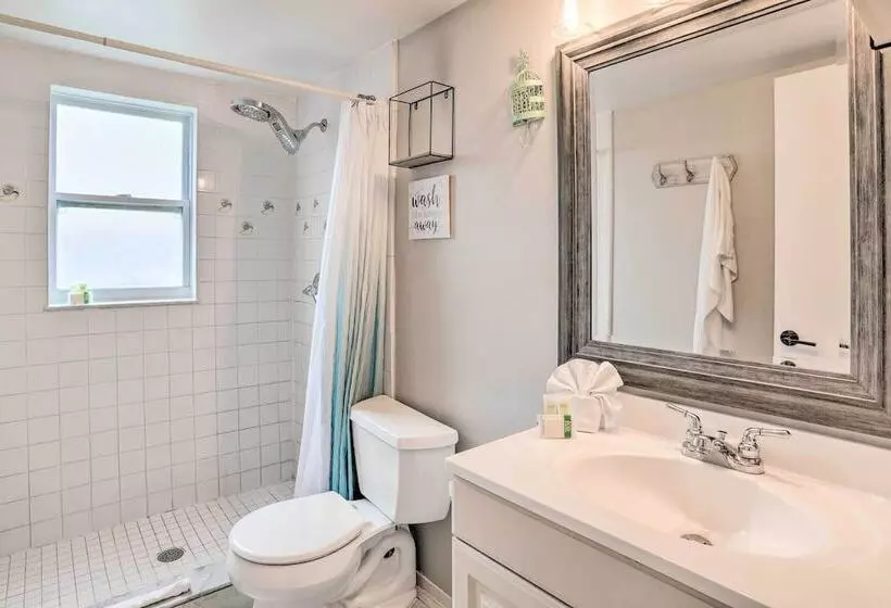 Sun Kissed Largo Escape: Private Pool & Patio