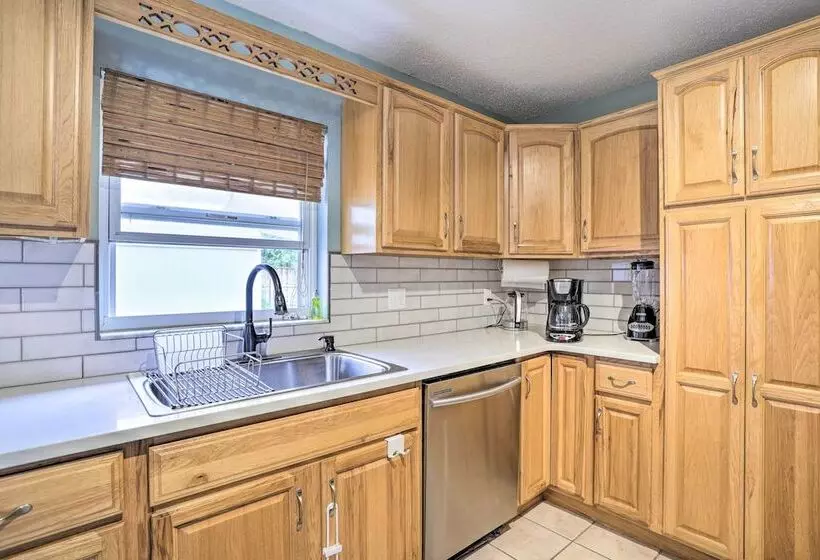 Sun Kissed Largo Escape: Private Pool & Patio