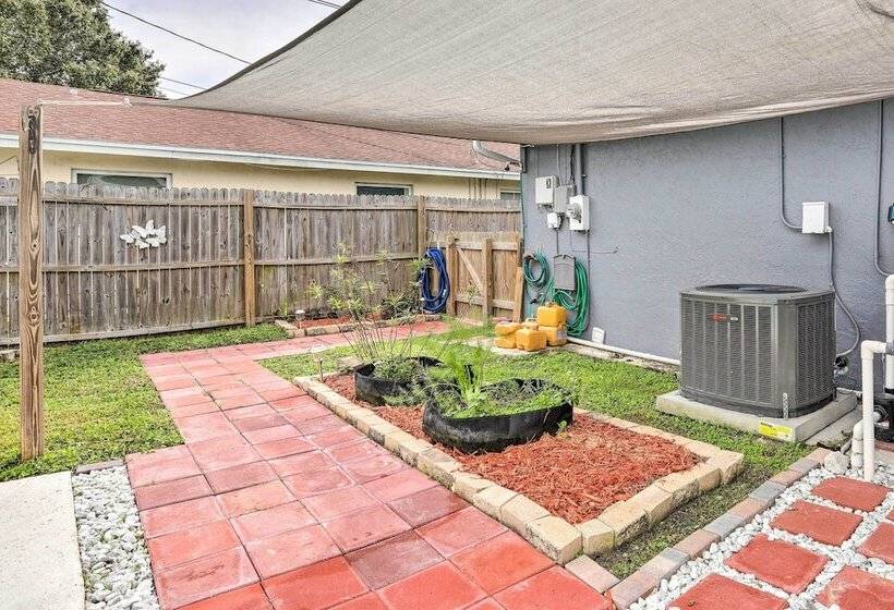 Sun Kissed Largo Escape: Private Pool & Patio