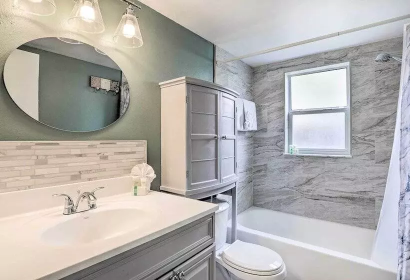 Sun Kissed Largo Escape: Private Pool & Patio