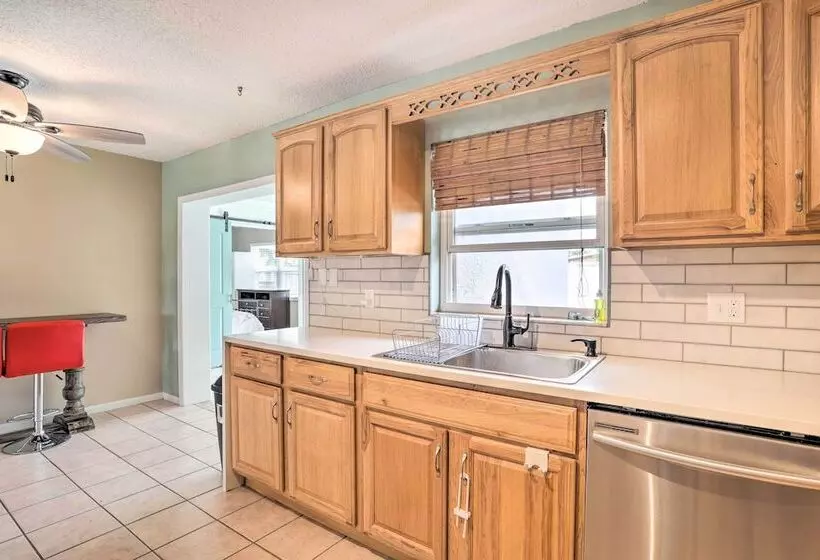 Sun Kissed Largo Escape: Private Pool & Patio